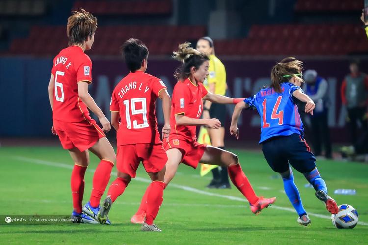 中国女足踢足球的视频直播